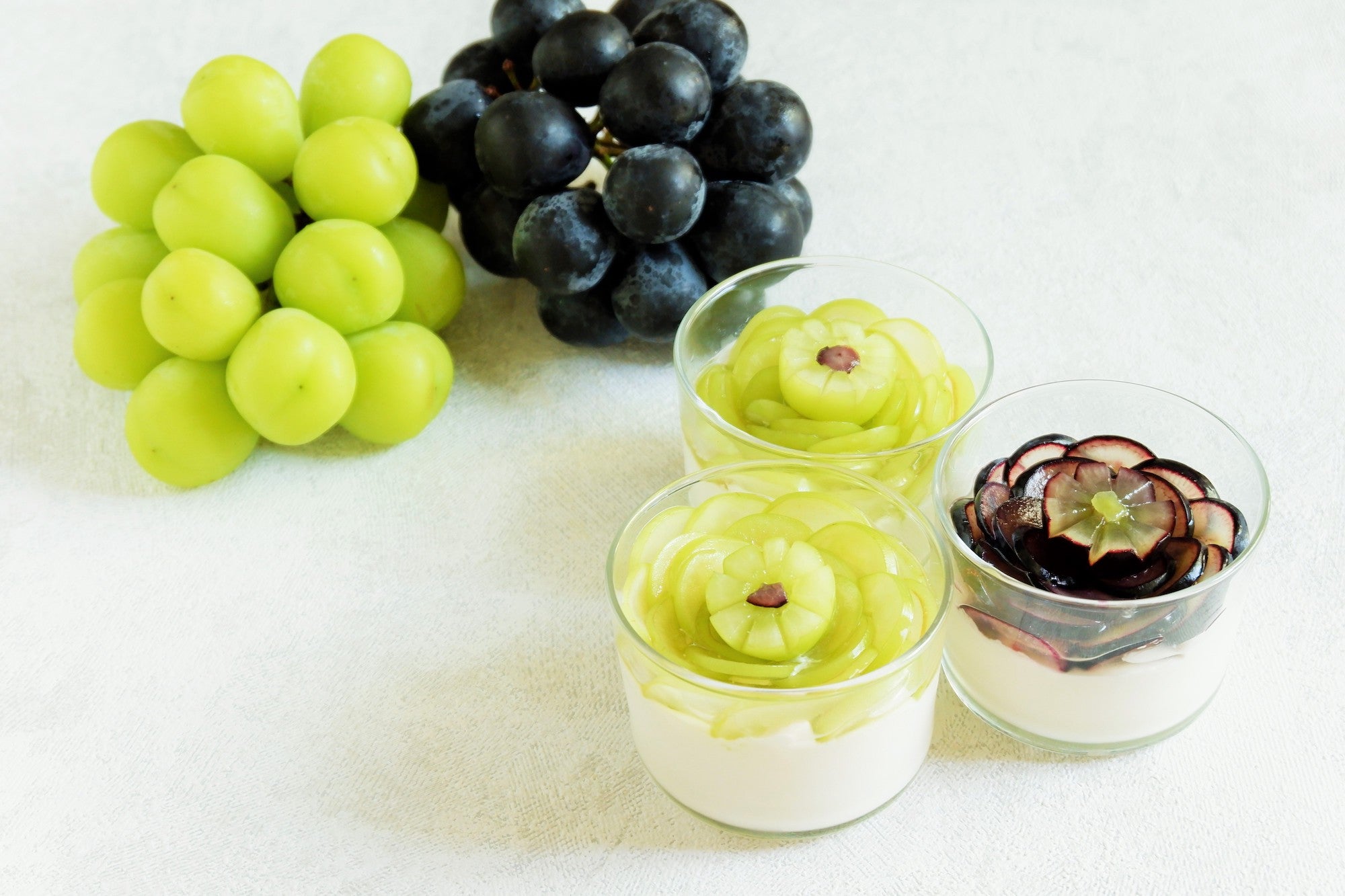 混ぜて冷やすだけ!お花のぶどうレアチーズケーキ