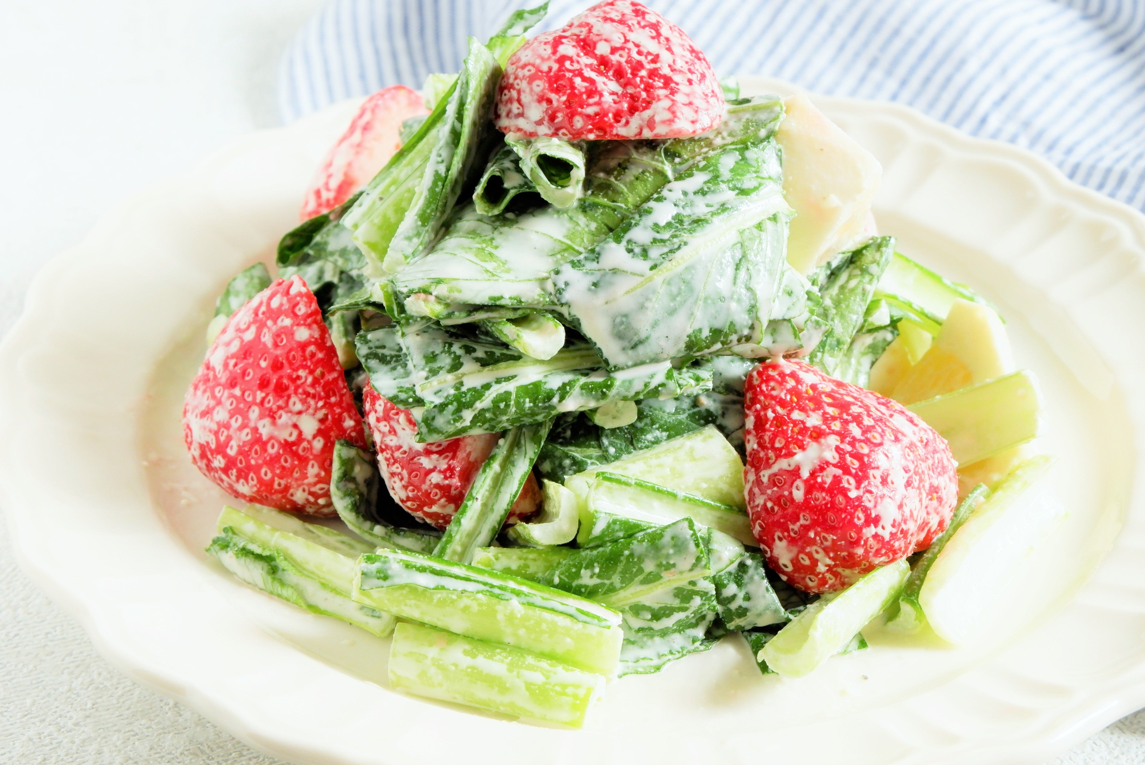 鉄を効率よく補う！小松菜といちごのシーザーサラダ