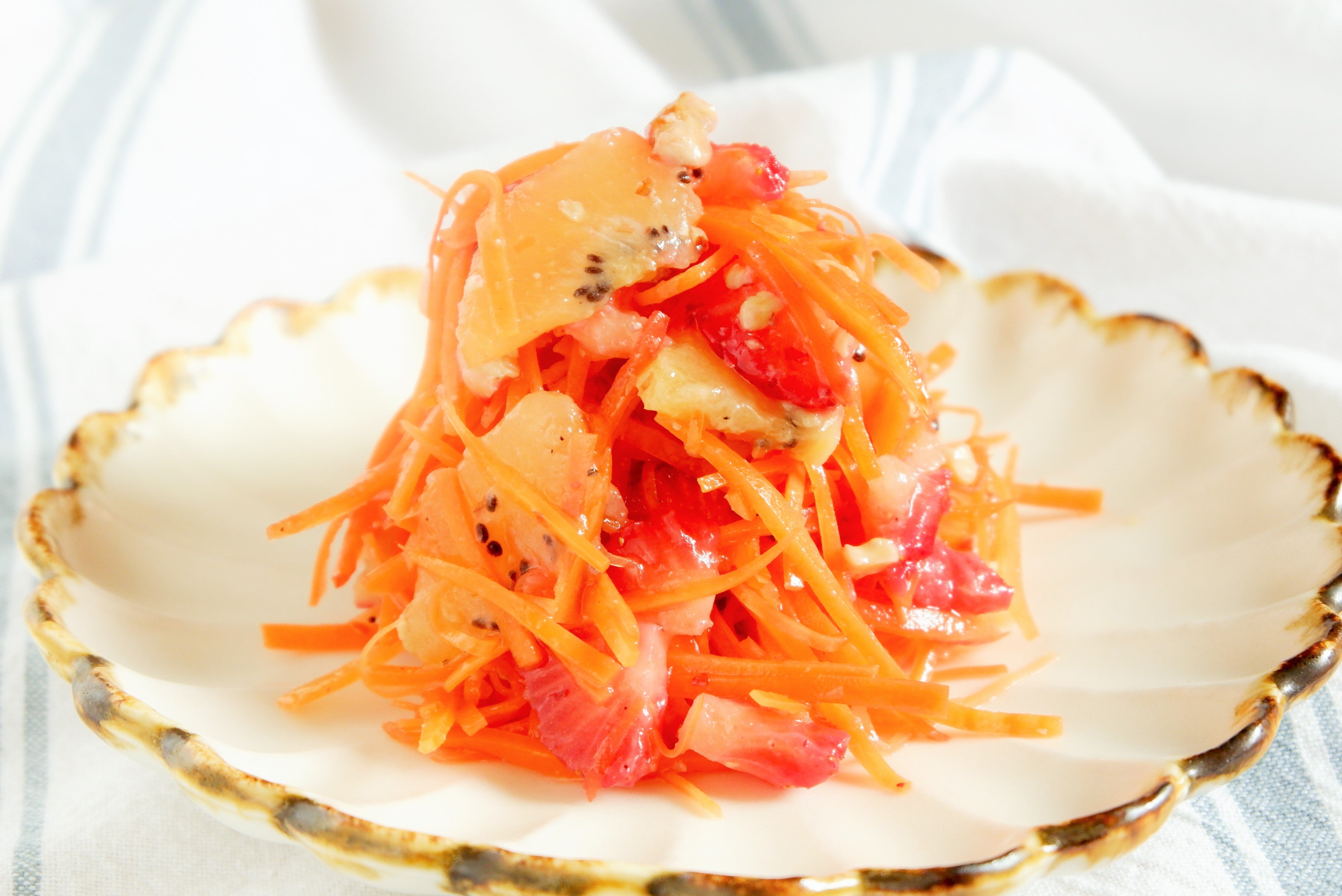 鮮やかなおかずで食卓を華やかに キウイと人参のラペ