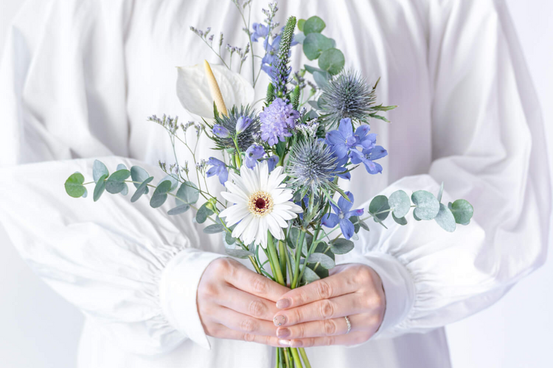 季節の花束（ブルー）とフルーツギフトカード-花葉-Hanaba
