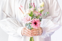 季節の花束（ピンク）とフルーツギフトカード-花葉-Hanaba