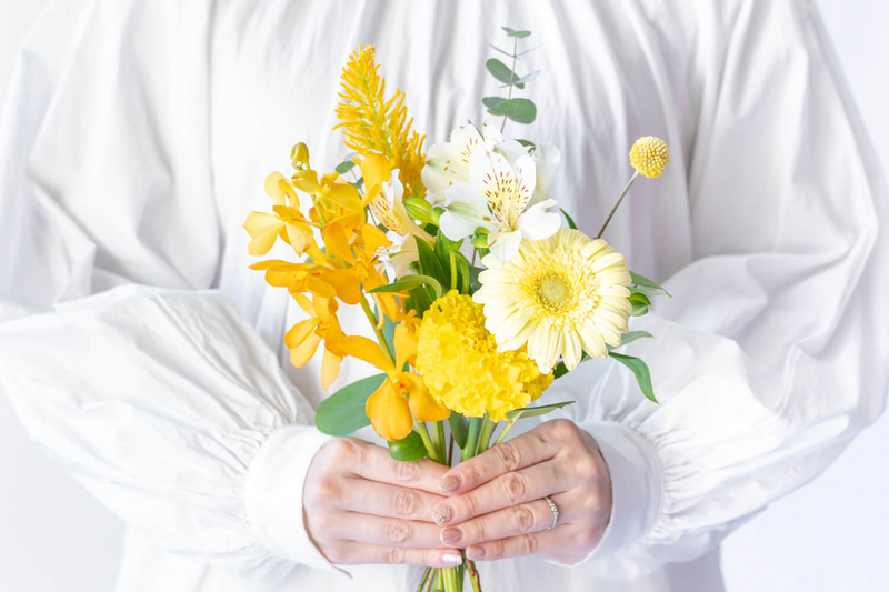 季節の花束（イエロー）とフルーツギフトカード-花葉-Hanaba