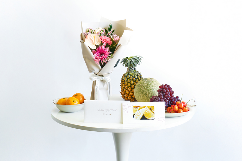 季節の花束（ピンク）とフルーツギフトカード-花葉-Hanaba