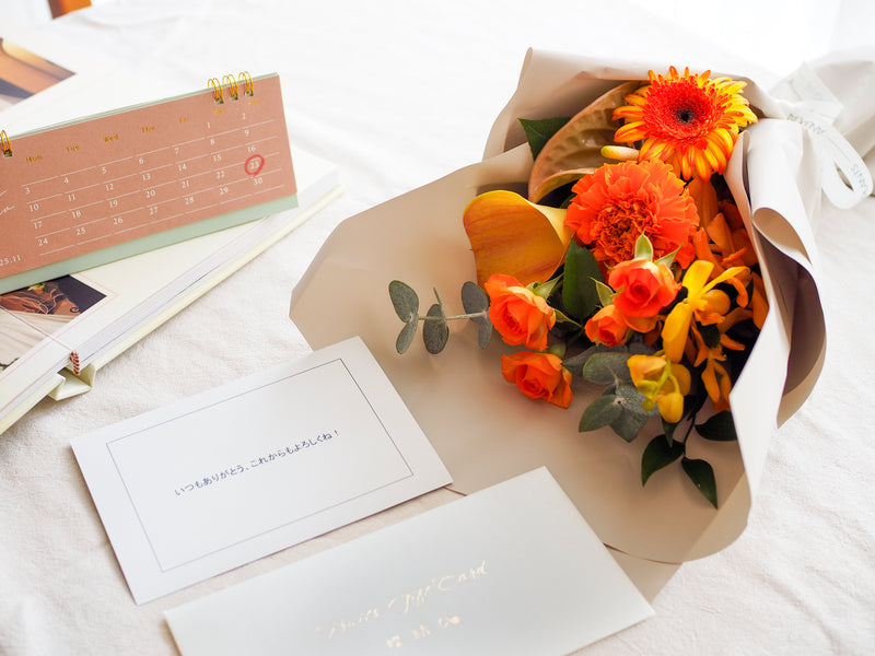 季節の花束（オレンジ）とフルーツギフトカード-花葉-Hanaba