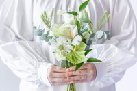 季節の花束（グリーン&ホワイト）とフルーツギフトカード-花葉-Hanaba