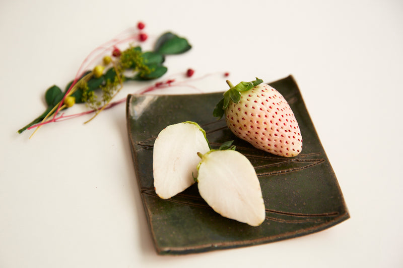 【数量限定】滋賀県産　初恋の香り-紅白いちごセット- - フルーツで贈る出産祝い「蝶結び」